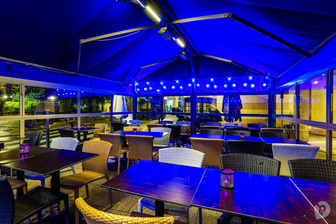 Terrasse Côté Seine de nuit, lumières bleues