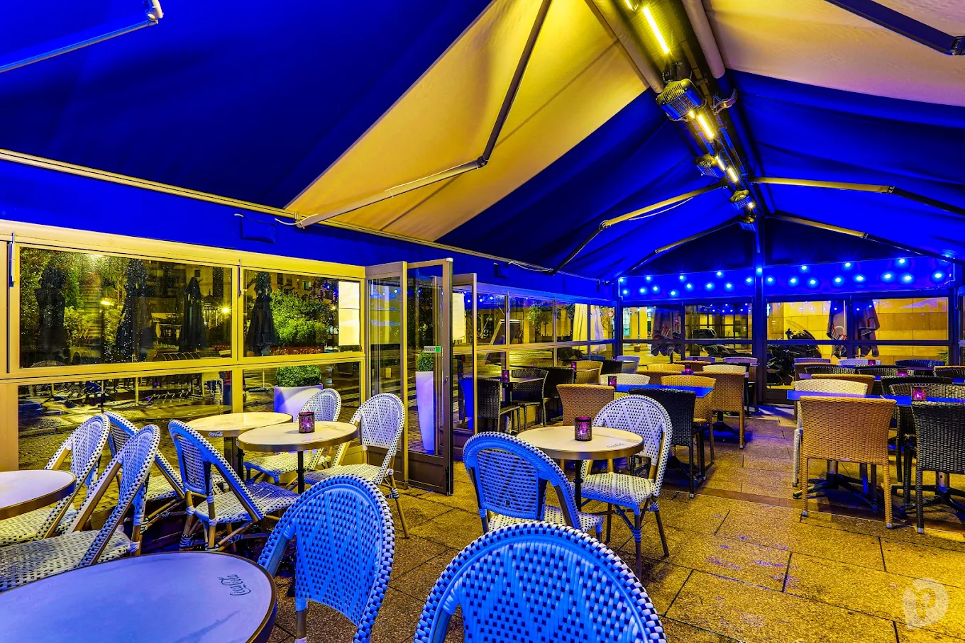 Terrasse Côté Seine éclairée en bleu la nuit